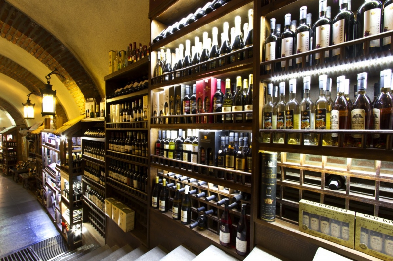 vente-BARGEMON-min_world_street_travel_shop_canon_georgia_wine_bottles-429767